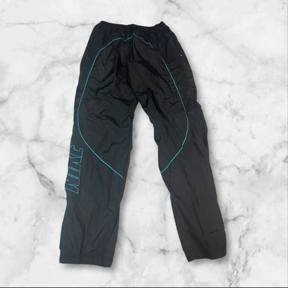 Entdecke unsere Vintage Track Pants von Nike und anderen Marken, erhältlich bei Valuxery.de - Dein Shop für trendige Vintage - Kleidung. Unsere Track Pants sind aus hochwertigen Materialien und