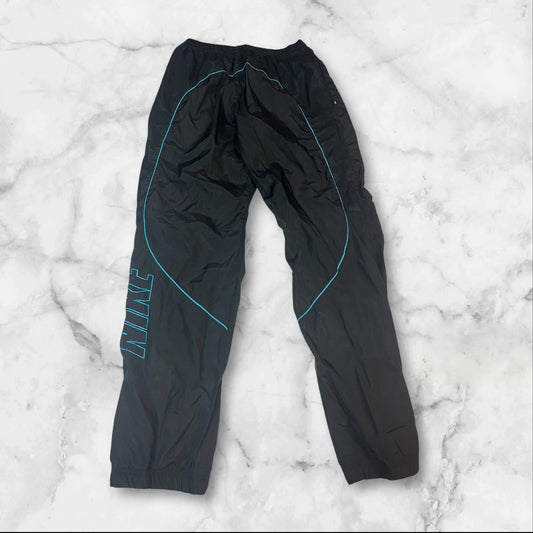 Entdecke unsere Vintage Track Pants von Nike und anderen Marken, erhältlich bei Valuxery.de - Dein Shop für trendige Vintage - Kleidung. Unsere Track Pants sind aus hochwertigen Materialien und