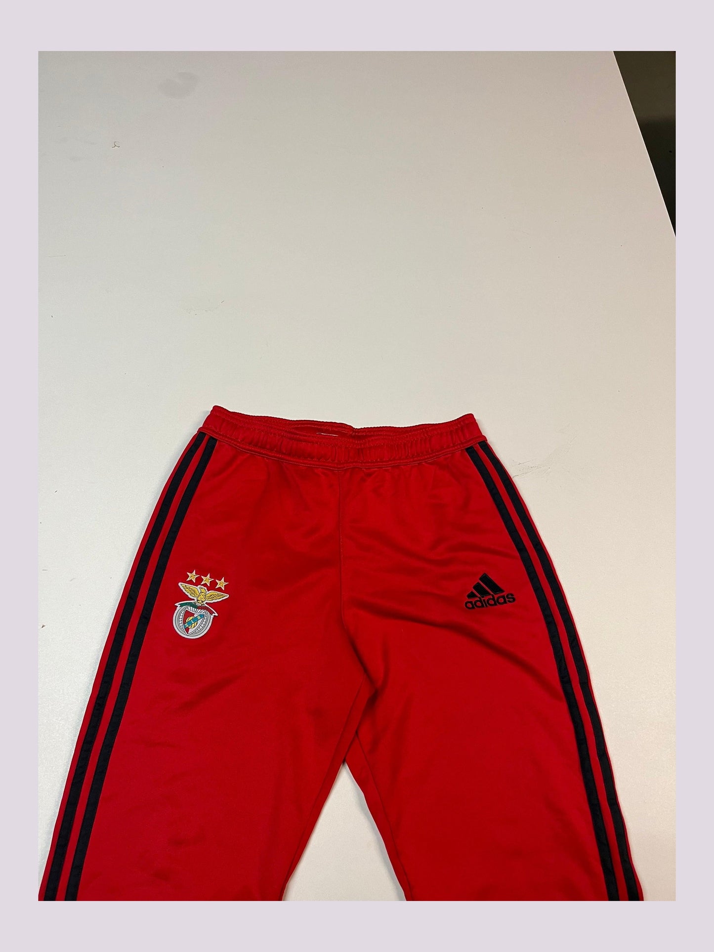 Entdecke unsere Vintage Track Pants von Nike und anderen Marken, erhältlich bei Valuxery.de - Dein Shop für trendige Vintage - Kleidung. Unsere Track Pants sind aus hochwertigen Materialien und