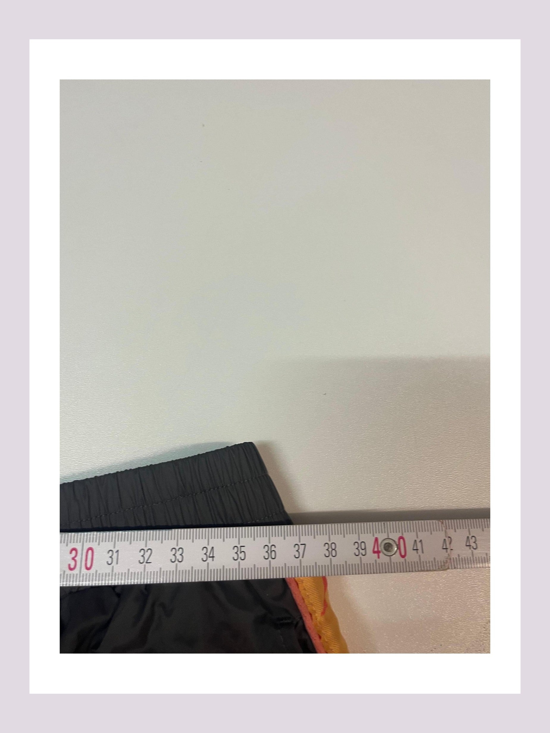 Entdecke unsere Vintage Track Pants von Nike und anderen Marken, erhältlich bei Valuxery.de - Dein Shop für trendige Vintage - Kleidung. Unsere Track Pants sind aus hochwertigen Materialien und