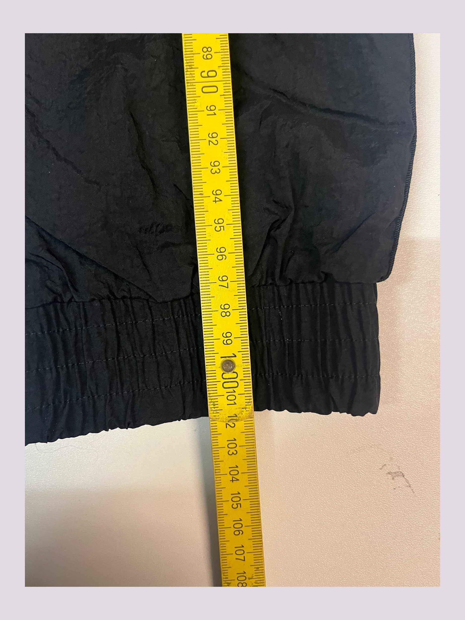 Entdecke unsere Vintage Track Pants von Nike und anderen Marken, erhältlich bei Valuxery.de - Dein Shop für trendige Vintage - Kleidung. Unsere Track Pants sind aus hochwertigen Materialien und