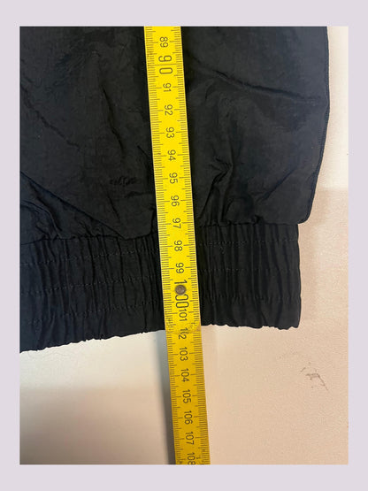 Entdecke unsere Vintage Track Pants von Nike und anderen Marken, erhältlich bei Valuxery.de - Dein Shop für trendige Vintage - Kleidung. Unsere Track Pants sind aus hochwertigen Materialien und