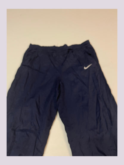 Entdecke unsere Vintage Track Pants von Nike und anderen Marken, erhältlich bei Valuxery.de - Dein Shop für trendige Vintage - Kleidung. Unsere Track Pants sind aus hochwertigen Materialien und