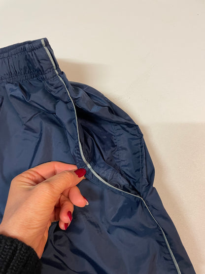 Entdecke unsere Vintage Track Pants von Nike und anderen Marken, erhältlich bei Valuxery.de - Dein Shop für trendige Vintage - Kleidung. Unsere Track Pants sind aus hochwertigen Materialien und