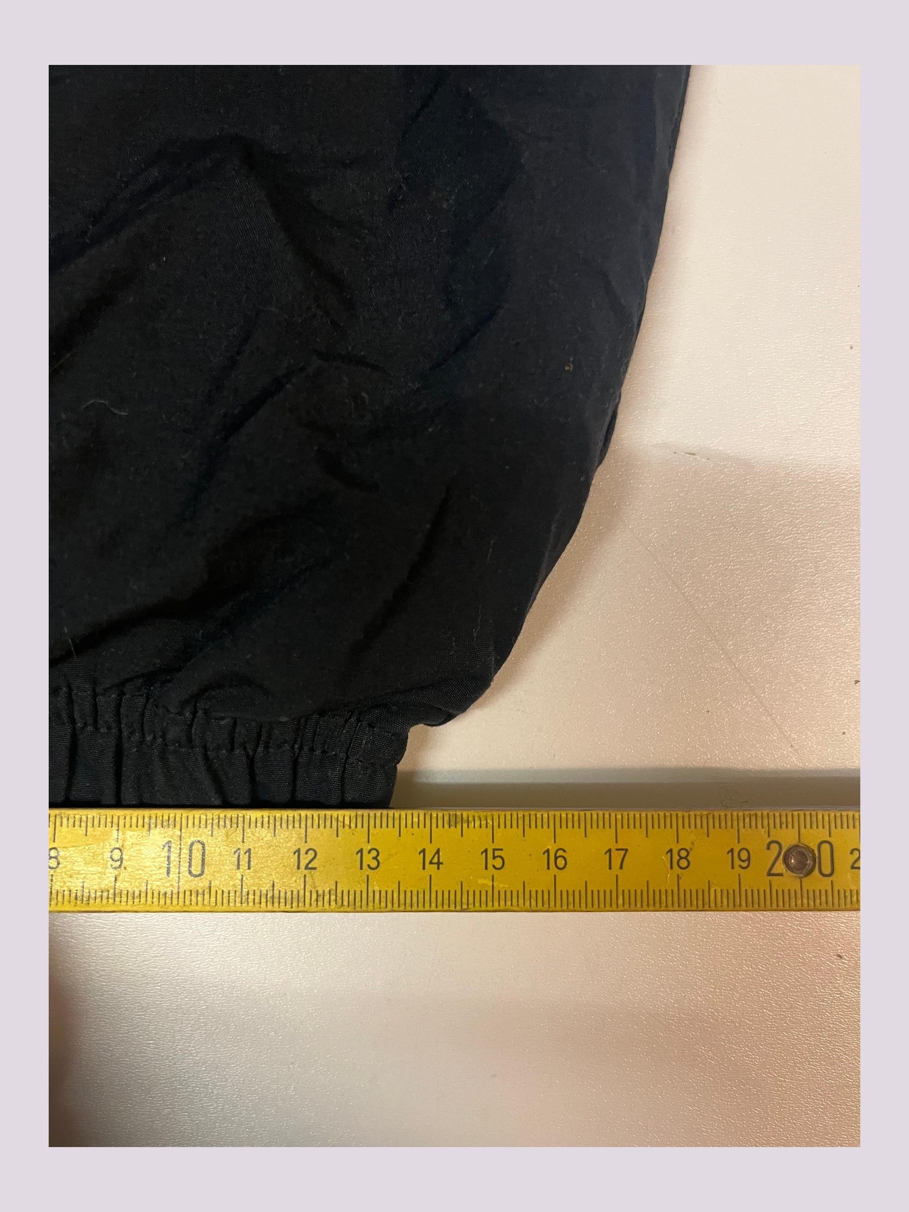 Entdecke unsere Vintage Track Pants von Nike und anderen Marken, erhältlich bei Valuxery.de - Dein Shop für trendige Vintage - Kleidung. Unsere Track Pants sind aus hochwertigen Materialien und