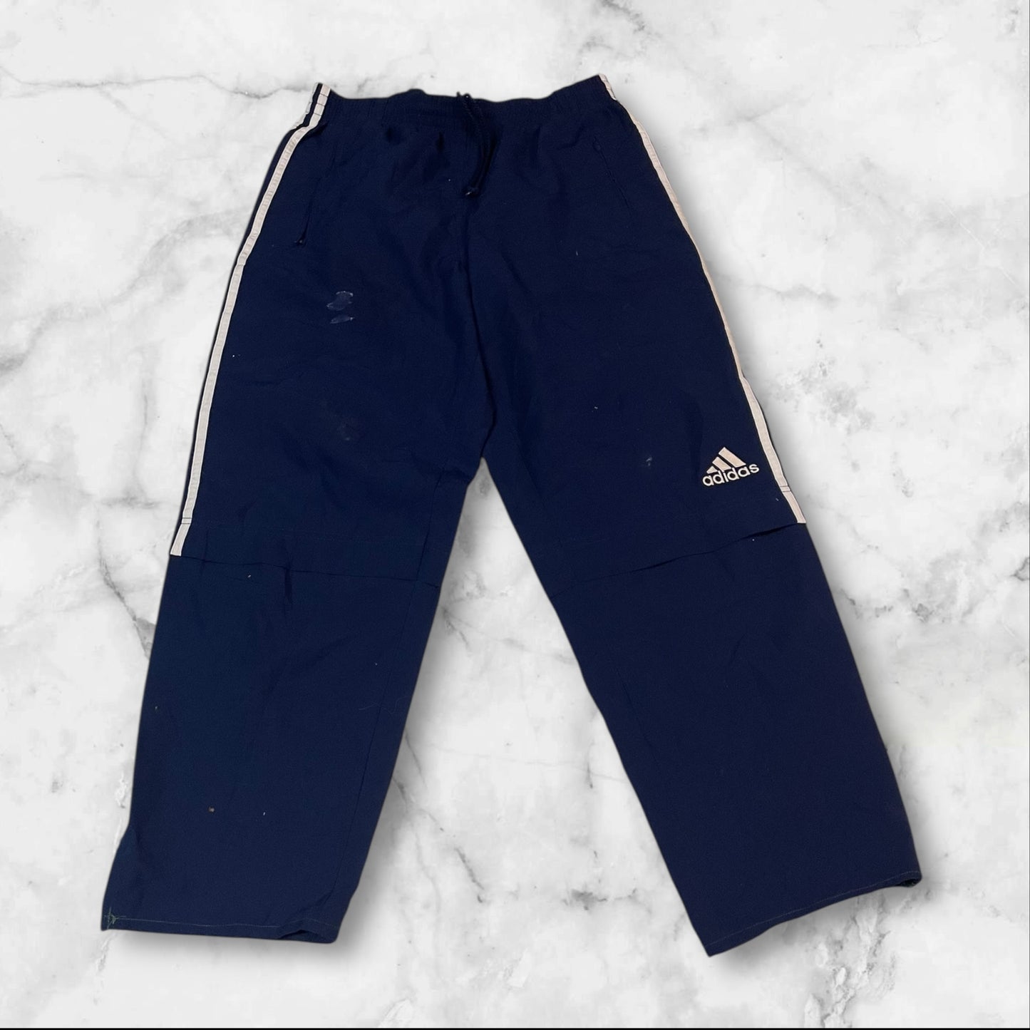 Entdecke unsere Vintage Track Pants von Nike und anderen Marken, erhältlich bei Valuxery.de - Dein Shop für trendige Vintage - Kleidung. Unsere Track Pants sind aus hochwertigen Materialien und