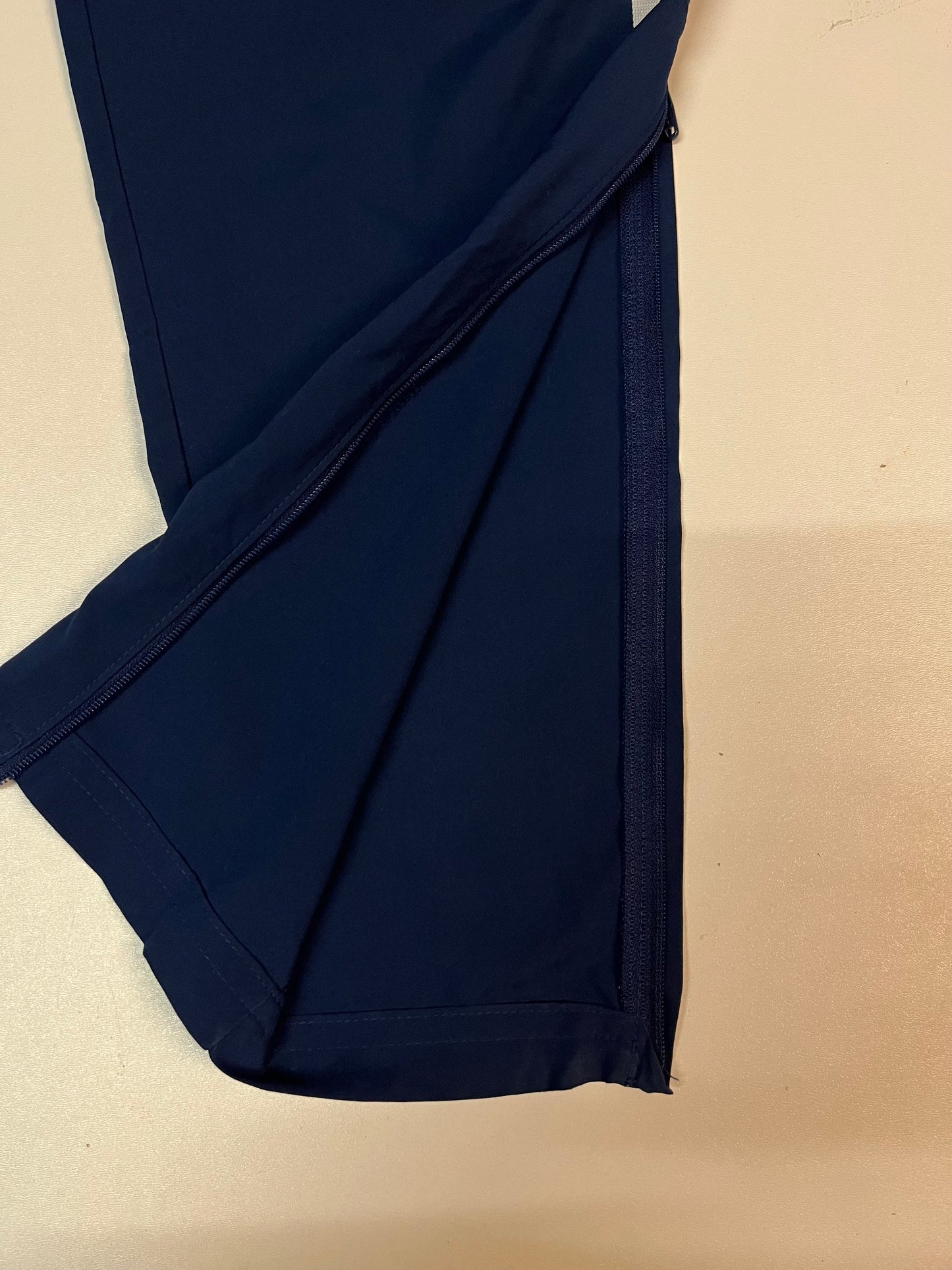 Entdecke unsere Vintage Track Pants von Nike und anderen Marken, erhältlich bei Valuxery.de - Dein Shop für trendige Vintage - Kleidung. Unsere Track Pants sind aus hochwertigen Materialien und