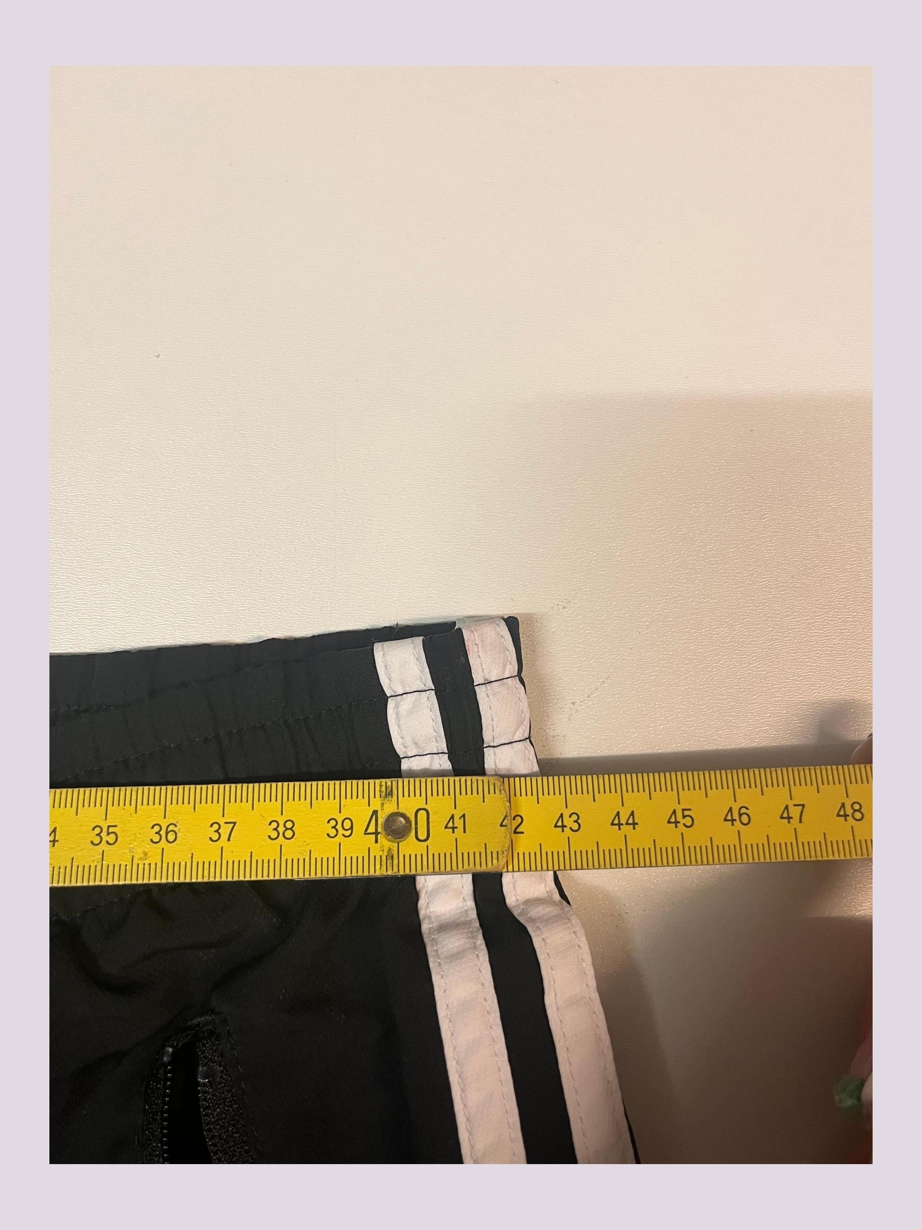 Entdecke unsere Vintage Track Pants von Nike und anderen Marken, erhältlich bei Valuxery.de - Dein Shop für trendige Vintage - Kleidung. Unsere Track Pants sind aus hochwertigen Materialien und