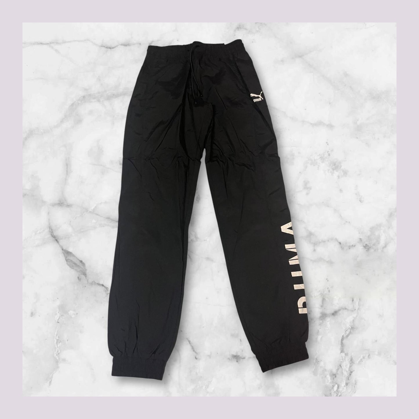 Entdecke unsere Vintage Track Pants von Nike und anderen Marken, erhältlich bei Valuxery.de - Dein Shop für trendige Vintage - Kleidung. Unsere Track Pants sind aus hochwertigen Materialien und