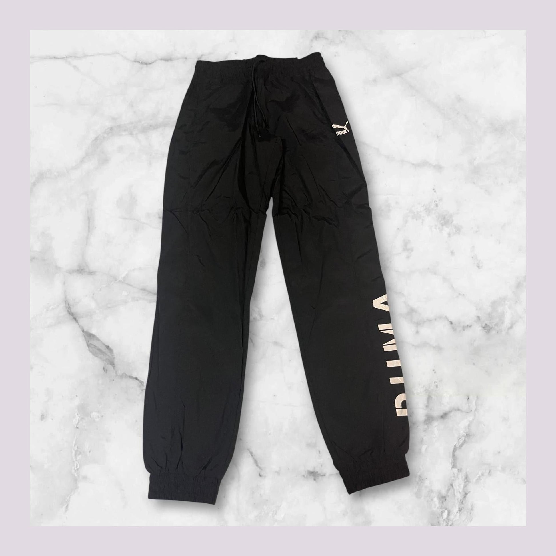 Entdecke unsere Vintage Track Pants von Nike und anderen Marken, erhältlich bei Valuxery.de - Dein Shop für trendige Vintage - Kleidung. Unsere Track Pants sind aus hochwertigen Materialien und