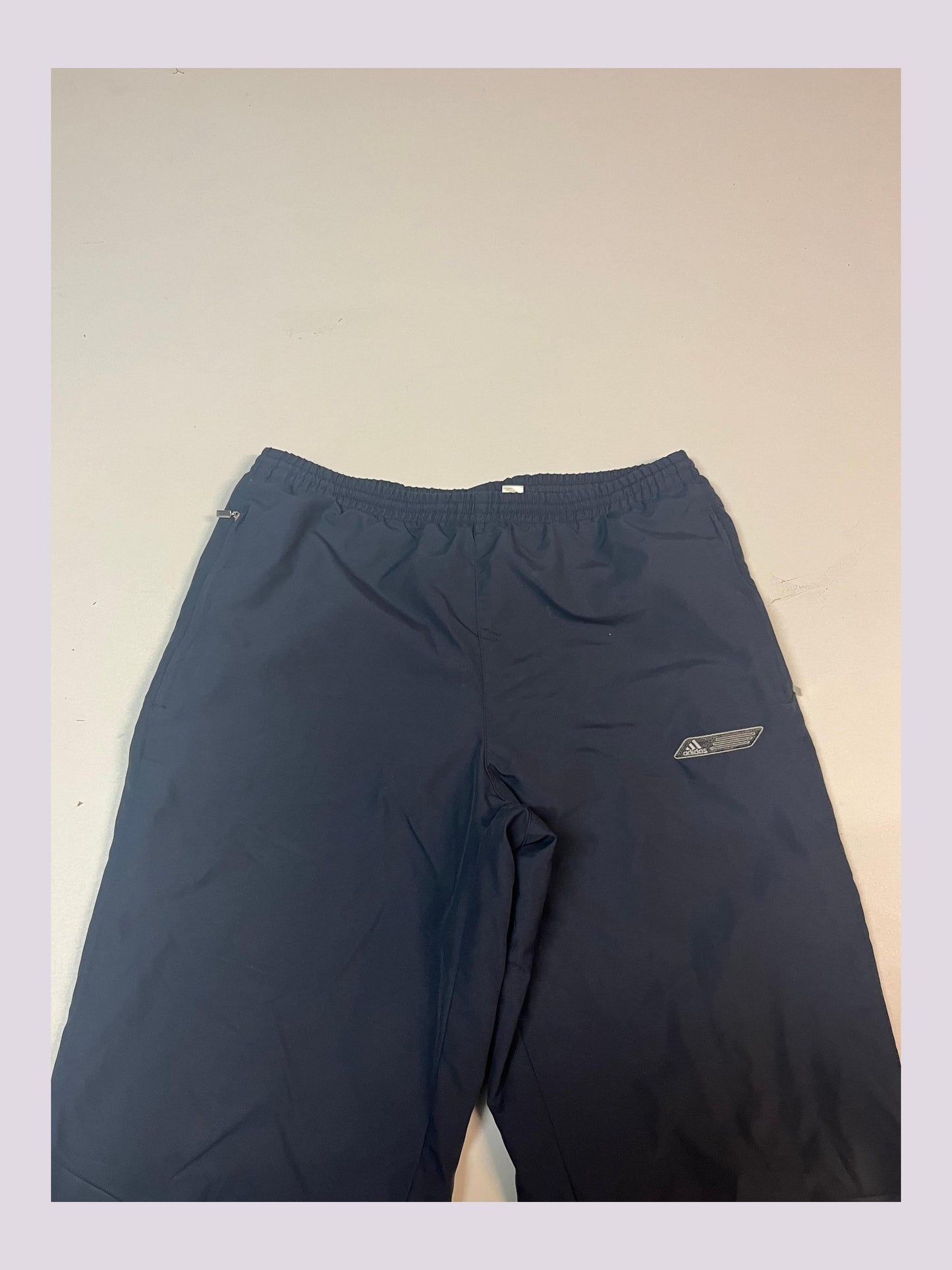 Entdecke unsere Vintage Track Pants von Nike und anderen Marken, erhältlich bei Valuxery.de - Dein Shop für trendige Vintage - Kleidung. Unsere Track Pants sind aus hochwertigen Materialien und