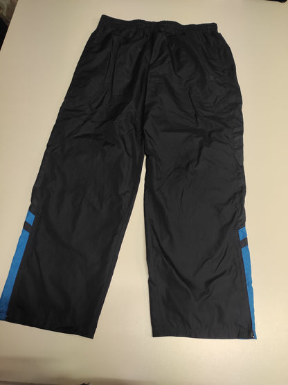 Entdecke unsere Vintage Track Pants von Nike und anderen Marken, erhältlich bei Valuxery.de - Dein Shop für trendige Vintage - Kleidung. Unsere Track Pants sind aus hochwertigen Materialien und