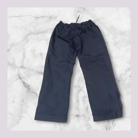 Entdecke unsere Vintage Track Pants von Nike und anderen Marken, erhältlich bei Valuxery.de - Dein Shop für trendige Vintage - Kleidung. Unsere Track Pants sind aus hochwertigen Materialien und