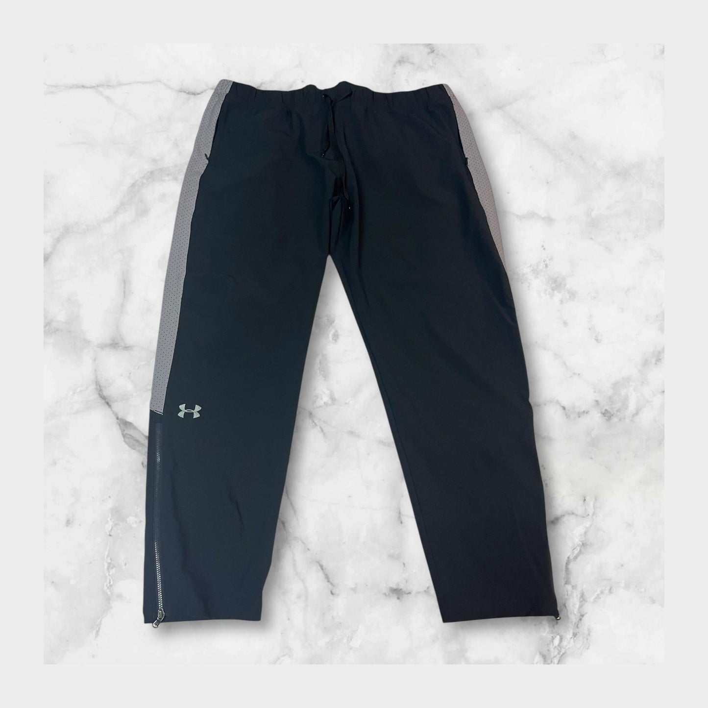 Entdecke unsere Vintage Track Pants von Nike und anderen Marken, erhältlich bei Valuxery.de - Dein Shop für trendige Vintage - Kleidung. Unsere Track Pants sind aus hochwertigen Materialien und