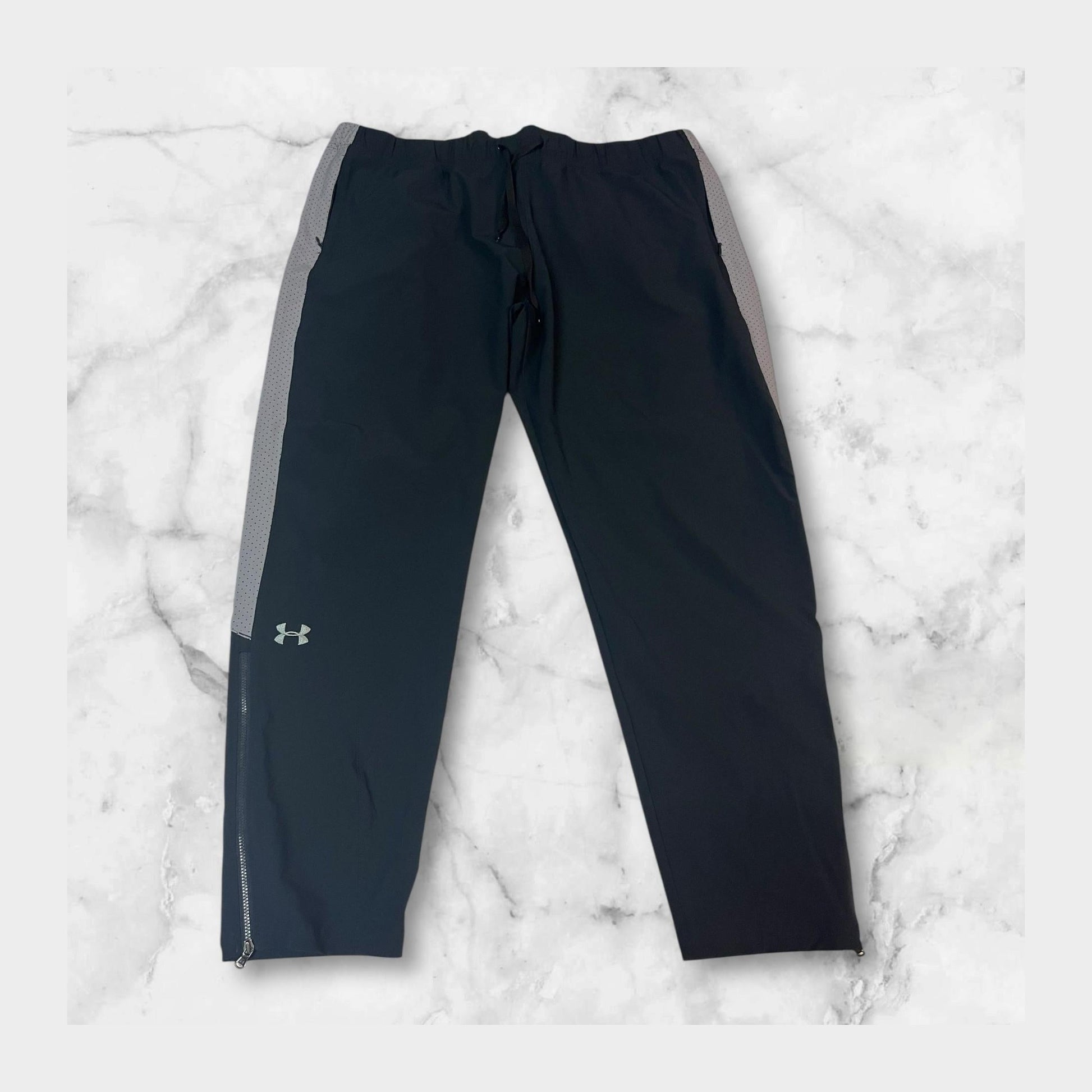 Entdecke unsere Vintage Track Pants von Nike und anderen Marken, erhältlich bei Valuxery.de - Dein Shop für trendige Vintage - Kleidung. Unsere Track Pants sind aus hochwertigen Materialien und