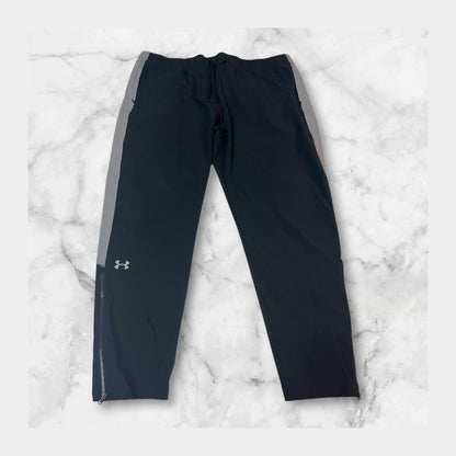 Entdecke unsere Vintage Track Pants von Nike und anderen Marken, erhältlich bei Valuxery.de - Dein Shop für trendige Vintage - Kleidung. Unsere Track Pants sind aus hochwertigen Materialien und