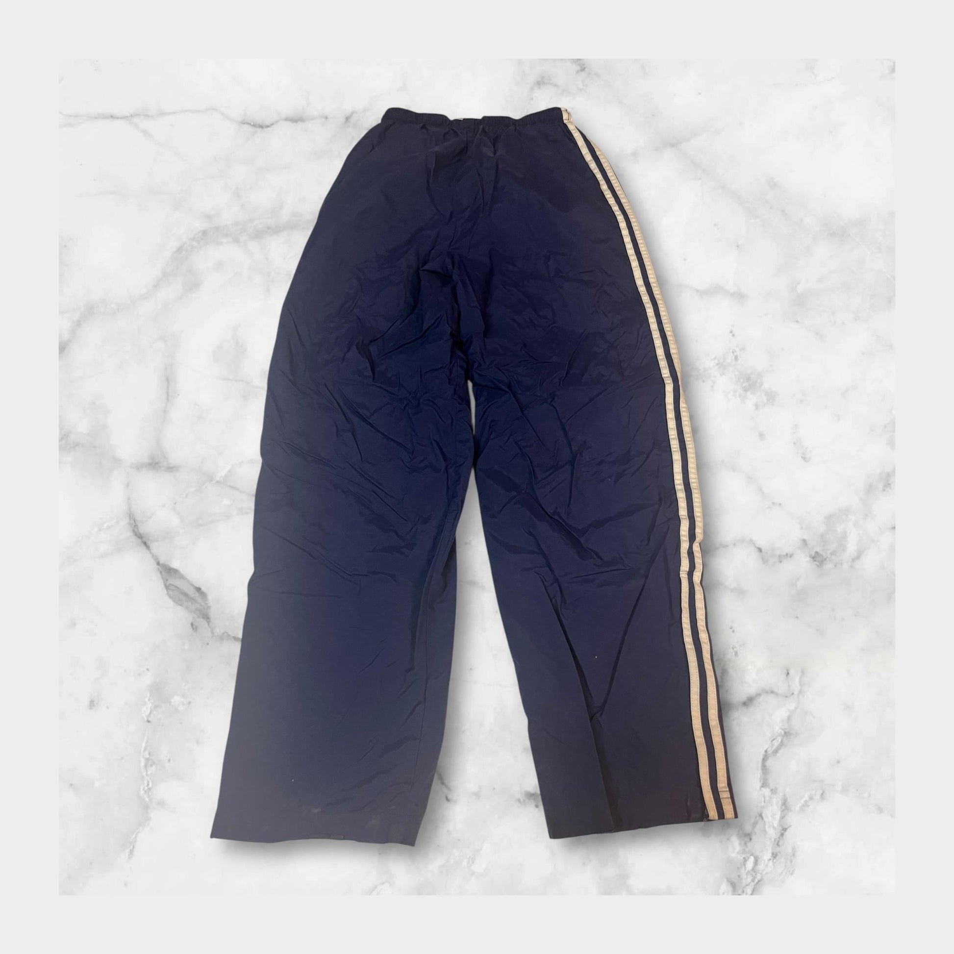 Entdecke unsere Vintage Track Pants von Nike und anderen Marken, erhältlich bei Valuxery.de - Dein Shop für trendige Vintage - Kleidung. Unsere Track Pants sind aus hochwertigen Materialien und