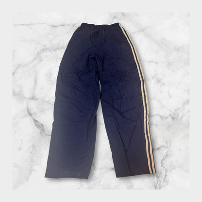 Entdecke unsere Vintage Track Pants von Nike und anderen Marken, erhältlich bei Valuxery.de - Dein Shop für trendige Vintage - Kleidung. Unsere Track Pants sind aus hochwertigen Materialien und