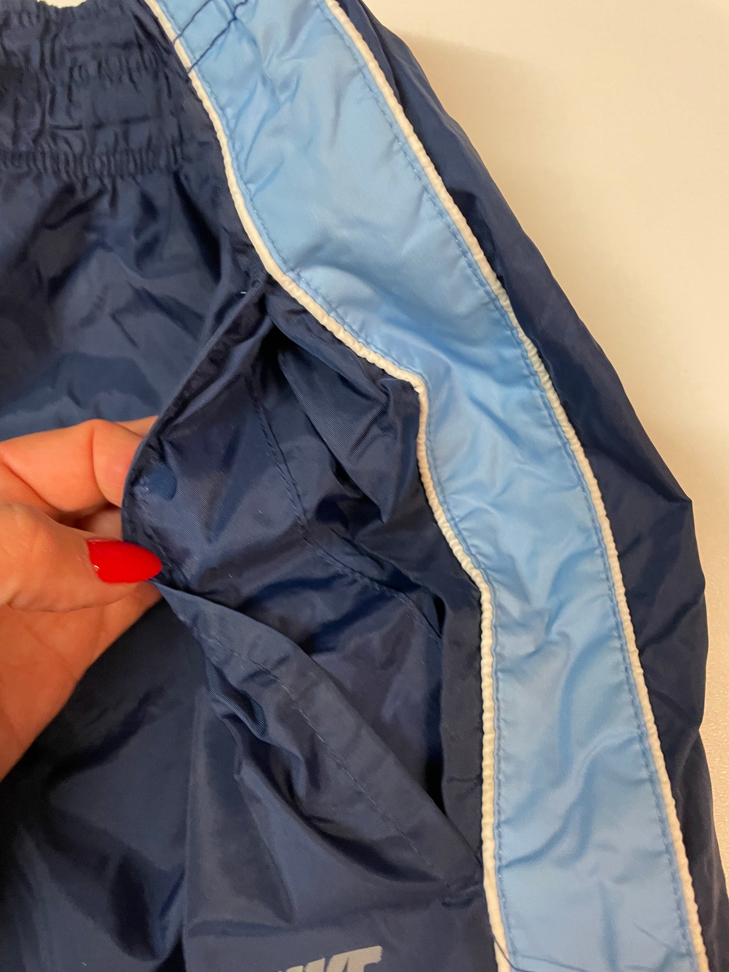 Entdecke unsere Vintage Track Pants von Nike und anderen Marken, erhältlich bei Valuxery.de - Dein Shop für trendige Vintage - Kleidung. Unsere Track Pants sind aus hochwertigen Materialien und