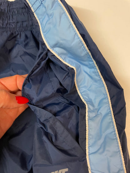 Entdecke unsere Vintage Track Pants von Nike und anderen Marken, erhältlich bei Valuxery.de - Dein Shop für trendige Vintage - Kleidung. Unsere Track Pants sind aus hochwertigen Materialien und