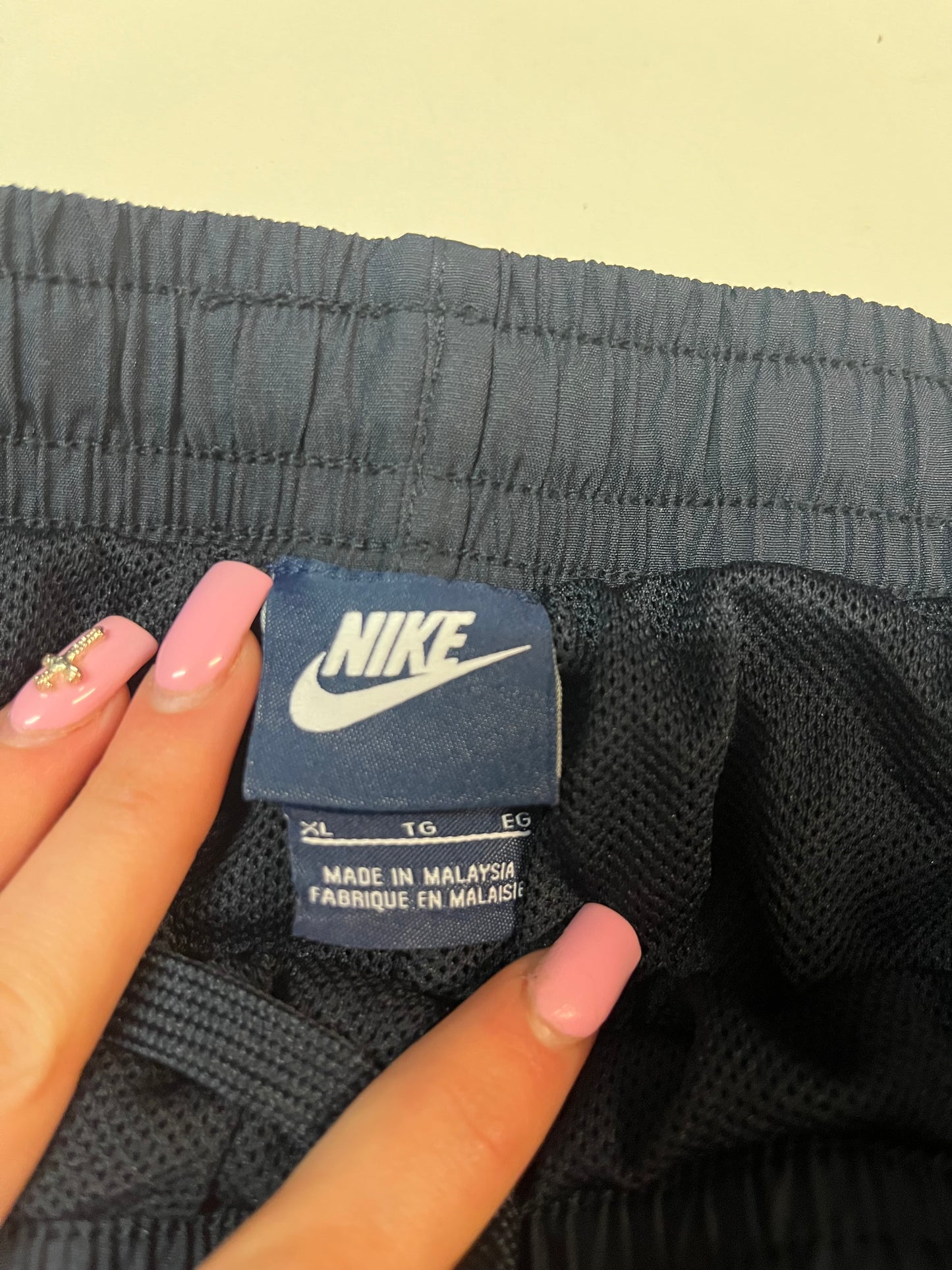 Entdecke unsere Vintage Track Pants von Nike und anderen Marken, erhältlich bei Valuxery.de - Dein Shop für trendige Vintage - Kleidung. Unsere Track Pants sind aus hochwertigen Materialien und
