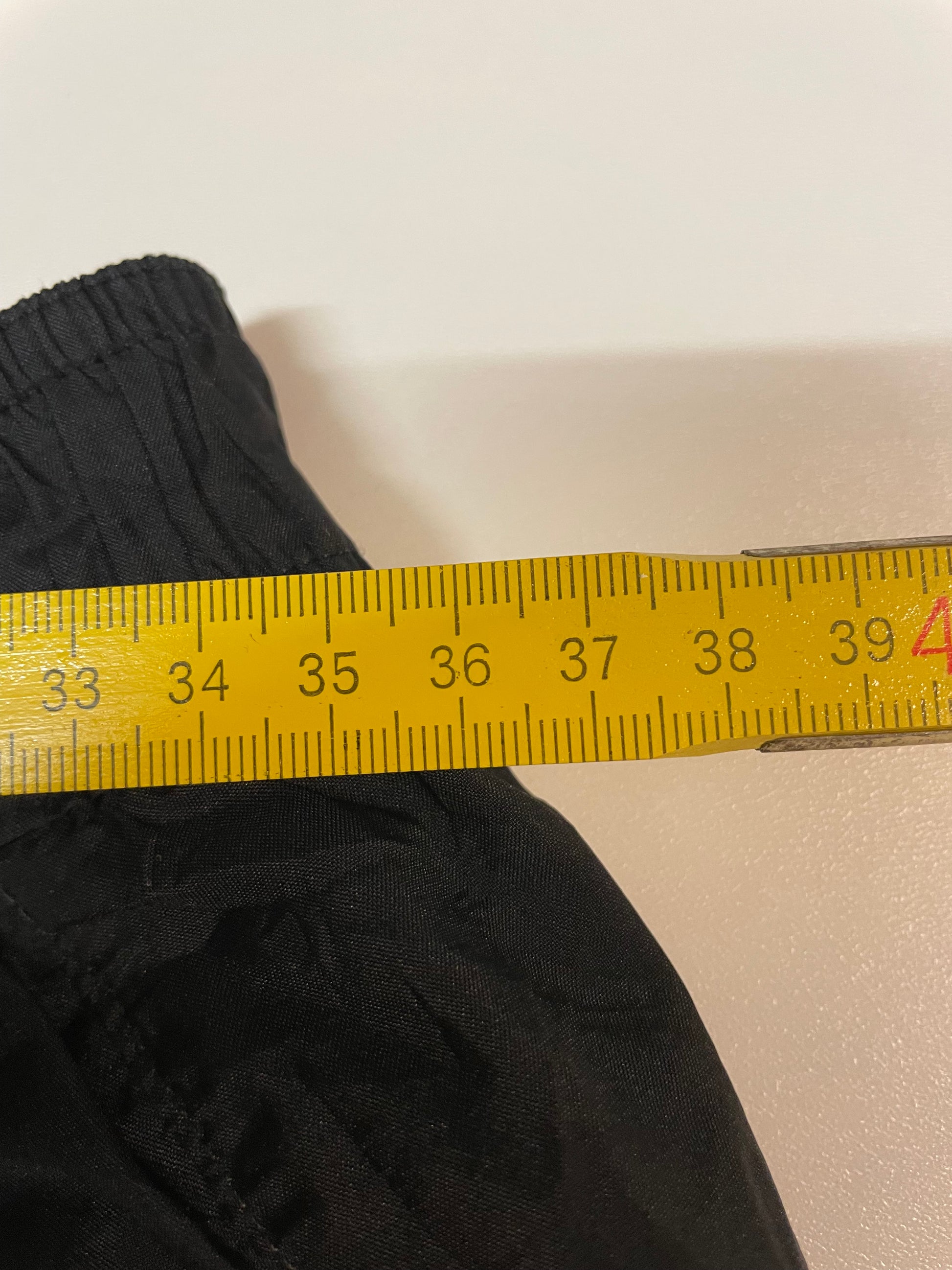 Entdecke unsere Vintage Track Pants von Nike und anderen Marken, erhältlich bei Valuxery.de - Dein Shop für trendige Vintage - Kleidung. Unsere Track Pants sind aus hochwertigen Materialien und