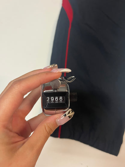 Entdecke unsere Vintage Track Pants von Nike und anderen Marken, erhältlich bei Valuxery.de - Dein Shop für trendige Vintage - Kleidung. Unsere Track Pants sind aus hochwertigen Materialien und