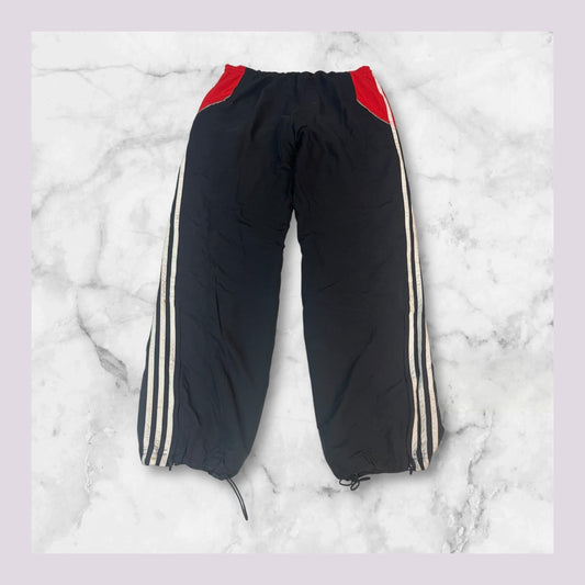 Entdecke unsere Vintage Track Pants von Nike und anderen Marken, erhältlich bei Valuxery.de - Dein Shop für trendige Vintage - Kleidung. Unsere Track Pants sind aus hochwertigen Materialien und