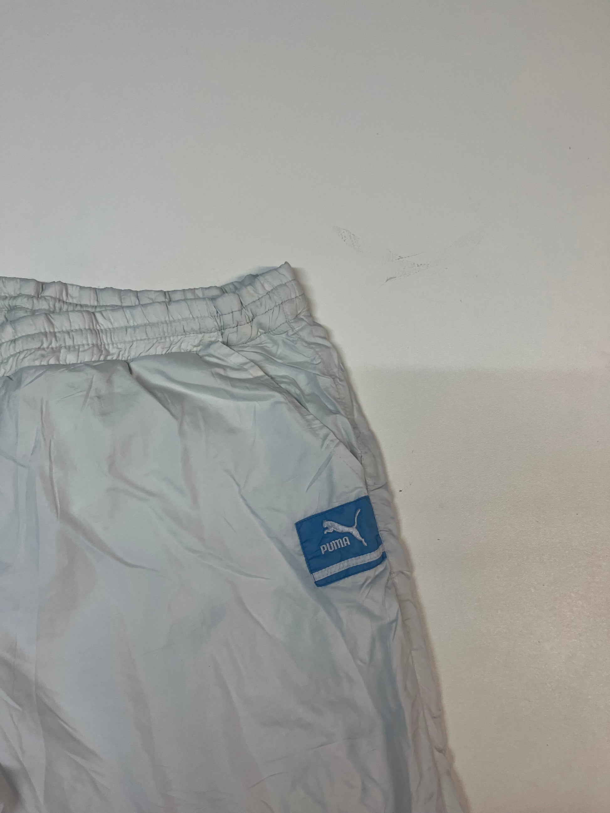 Entdecke unsere Vintage Track Pants von Nike und anderen Marken, erhältlich bei Valuxery.de - Dein Shop für trendige Vintage - Kleidung. Unsere Track Pants sind aus hochwertigen Materialien und