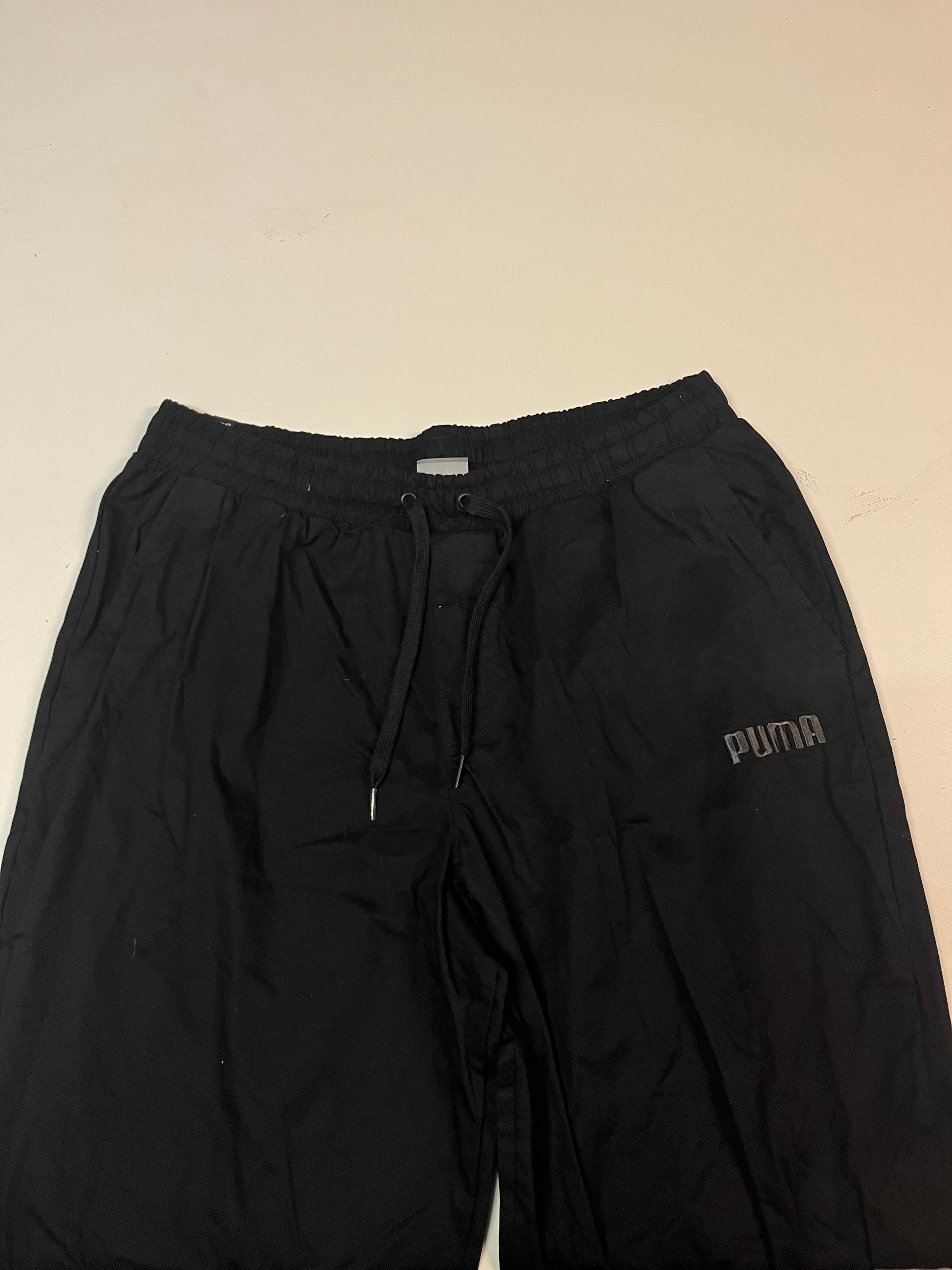 Entdecke unsere Vintage Track Pants von Nike und anderen Marken, erhältlich bei Valuxery.de - Dein Shop für trendige Vintage - Kleidung. Unsere Track Pants sind aus hochwertigen Materialien und