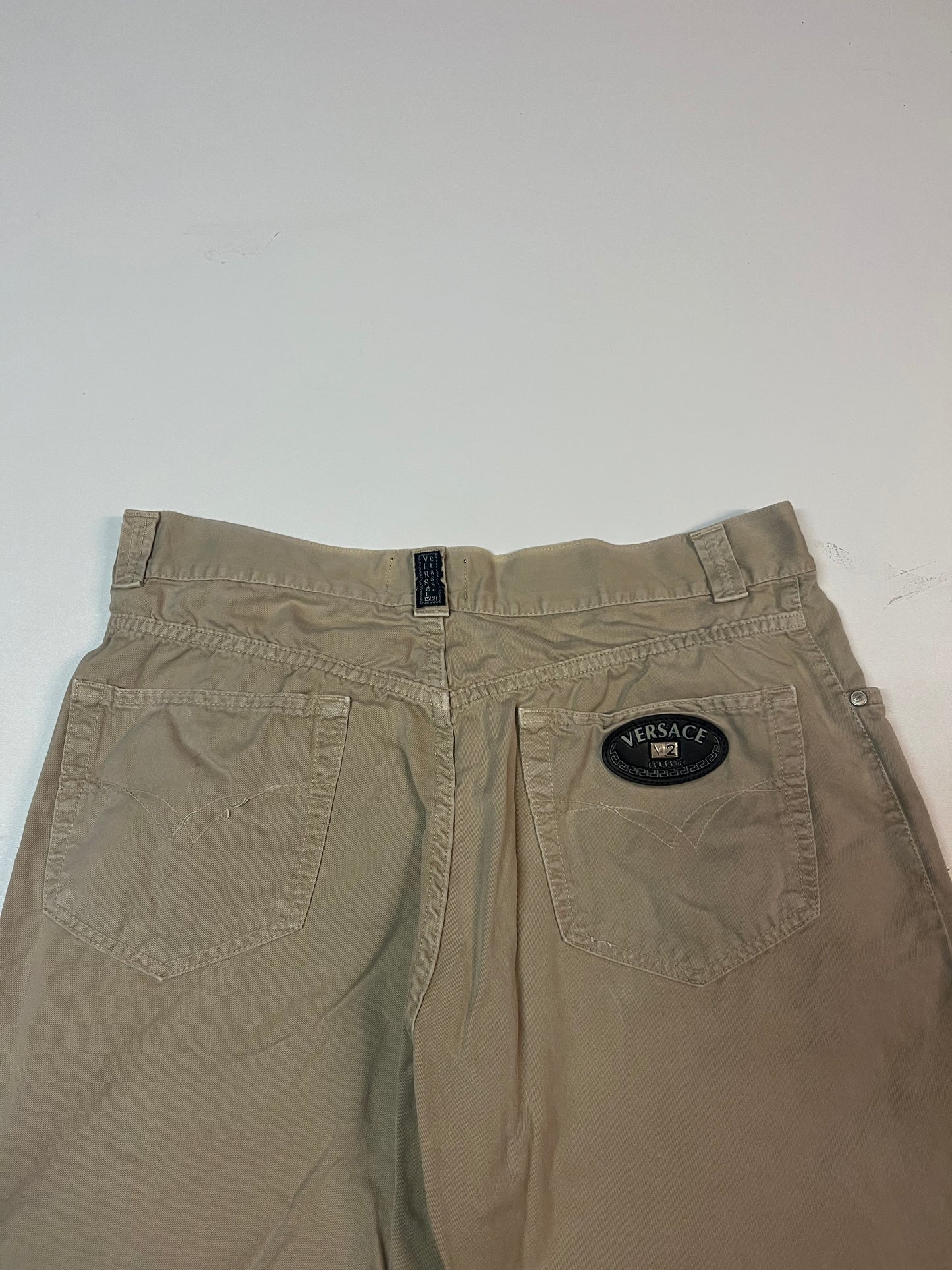 Entdecke unsere Vintage Track Pants von Nike und anderen Marken, erhältlich bei Valuxery.de - Dein Shop für trendige Vintage - Kleidung. Unsere Track Pants sind aus hochwertigen Materialien und