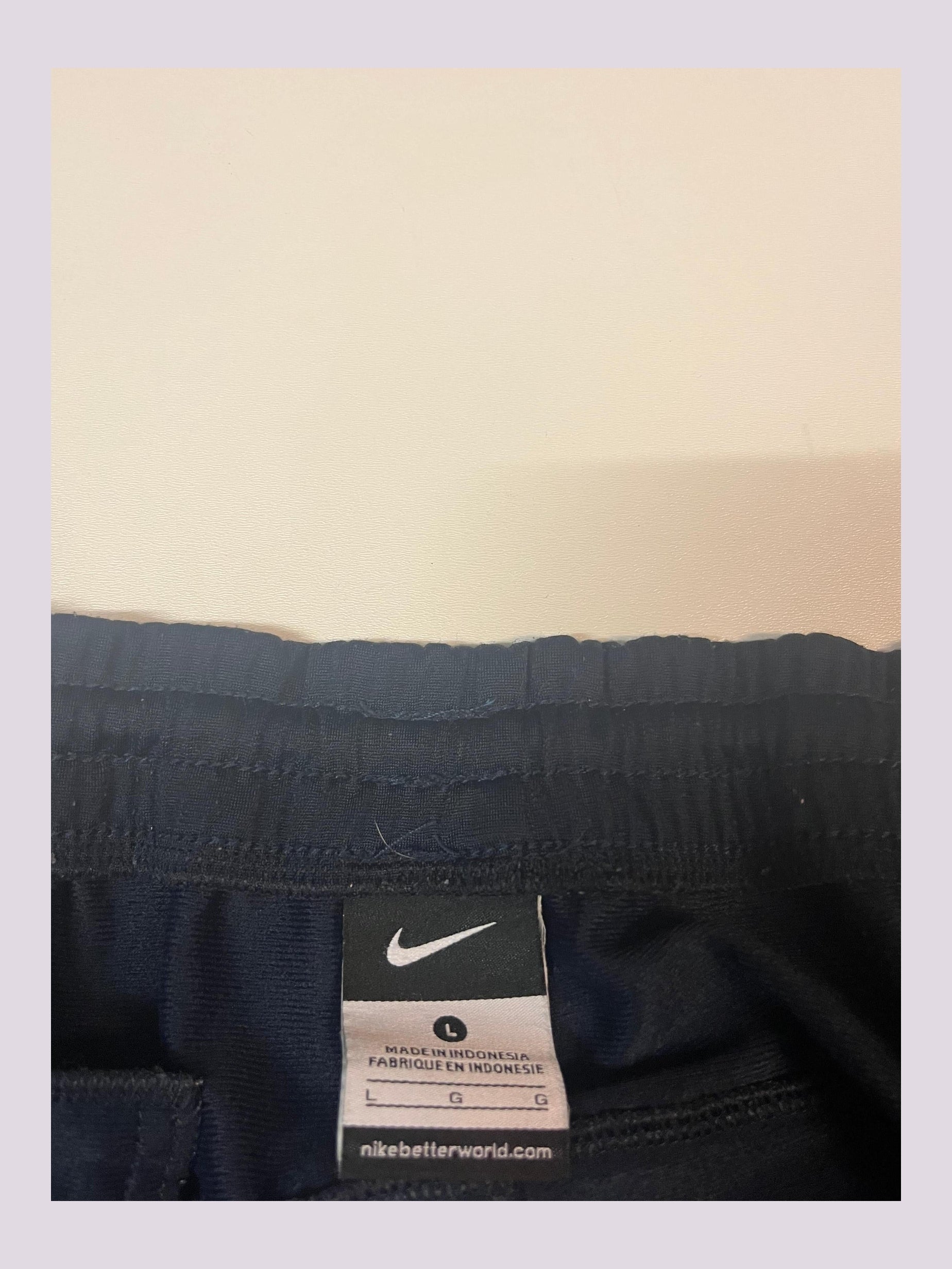 Entdecke unsere Vintage Track Pants von Nike und anderen Marken, erhältlich bei Valuxery.de - Dein Shop für trendige Vintage - Kleidung. Unsere Track Pants sind aus hochwertigen Materialien und