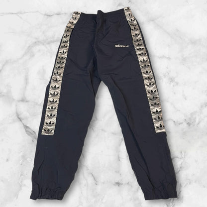 Entdecke unsere Vintage Track Pants von Nike und anderen Marken, erhältlich bei Valuxery.de - Dein Shop für trendige Vintage - Kleidung. Unsere Track Pants sind aus hochwertigen Materialien und