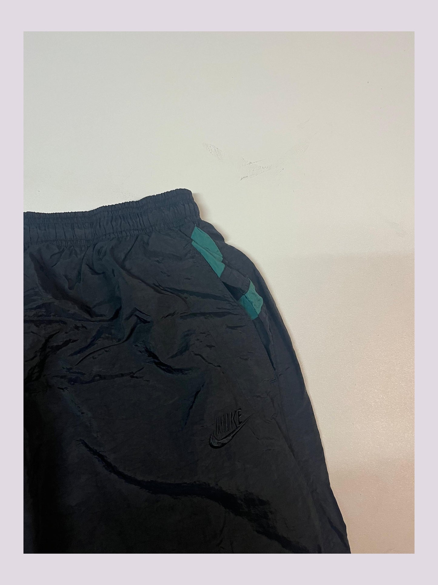 Entdecke unsere Vintage Track Pants von Nike und anderen Marken, erhältlich bei Valuxery.de - Dein Shop für trendige Vintage - Kleidung. Unsere Track Pants sind aus hochwertigen Materialien und