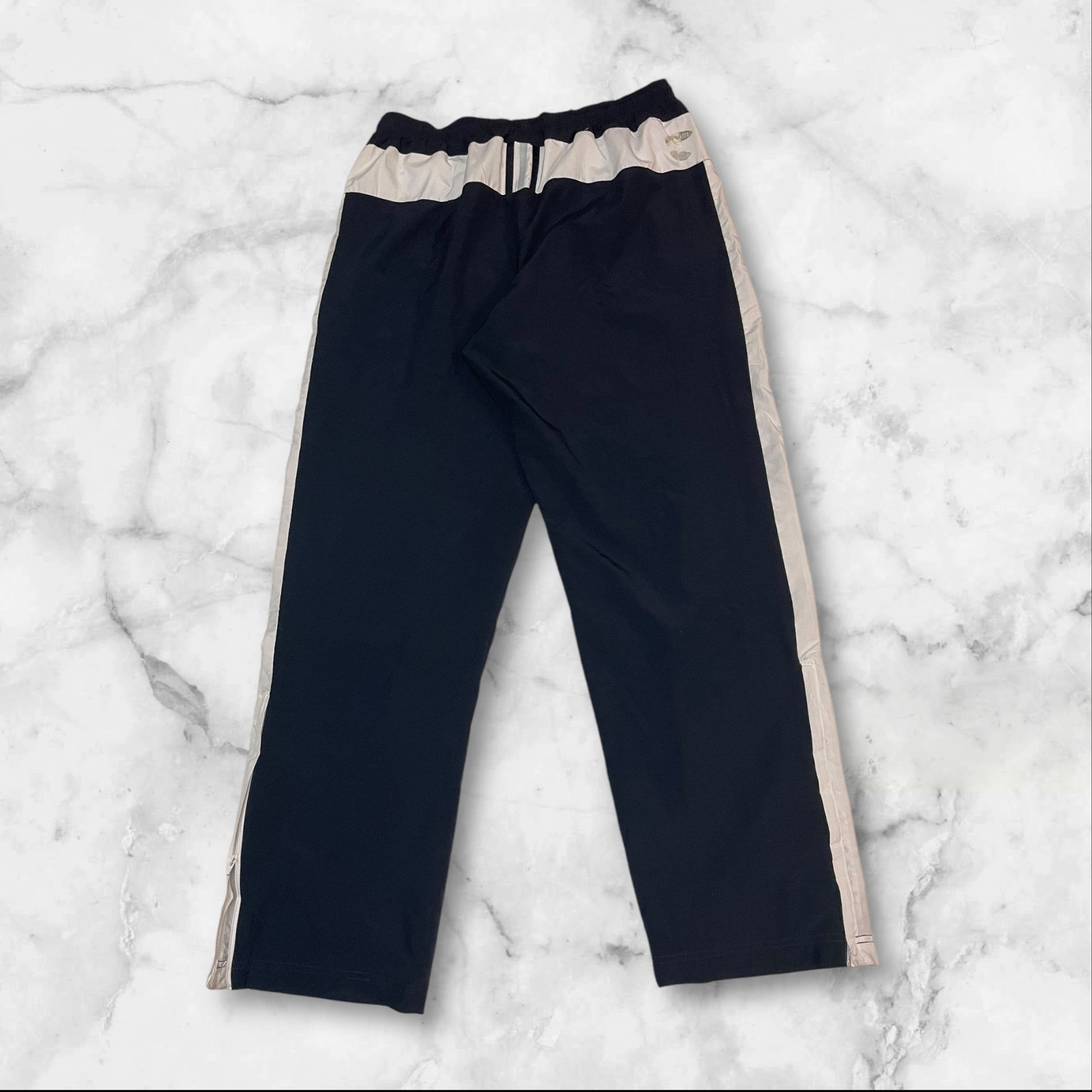 Entdecke unsere Vintage Track Pants von Nike und anderen Marken, erhältlich bei Valuxery.de - Dein Shop für trendige Vintage - Kleidung. Unsere Track Pants sind aus hochwertigen Materialien und