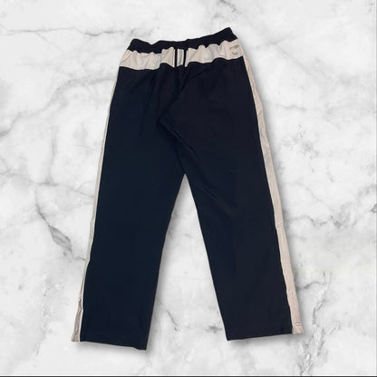 Entdecke unsere Vintage Track Pants von Nike und anderen Marken, erhältlich bei Valuxery.de - Dein Shop für trendige Vintage - Kleidung. Unsere Track Pants sind aus hochwertigen Materialien und