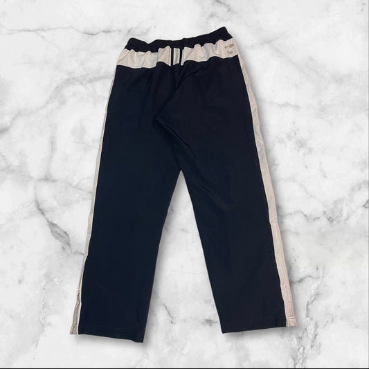 Entdecke unsere Vintage Track Pants von Nike und anderen Marken, erhältlich bei Valuxery.de - Dein Shop für trendige Vintage - Kleidung. Unsere Track Pants sind aus hochwertigen Materialien und