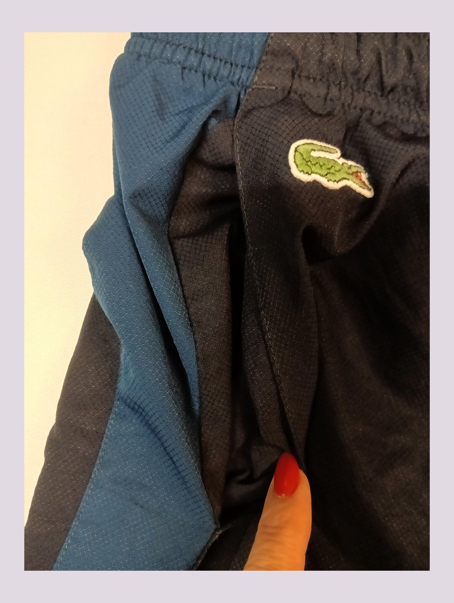 Entdecke unsere Vintage Track Pants von Nike und anderen Marken, erhältlich bei Valuxery.de - Dein Shop für trendige Vintage - Kleidung. Unsere Track Pants sind aus hochwertigen Materialien und