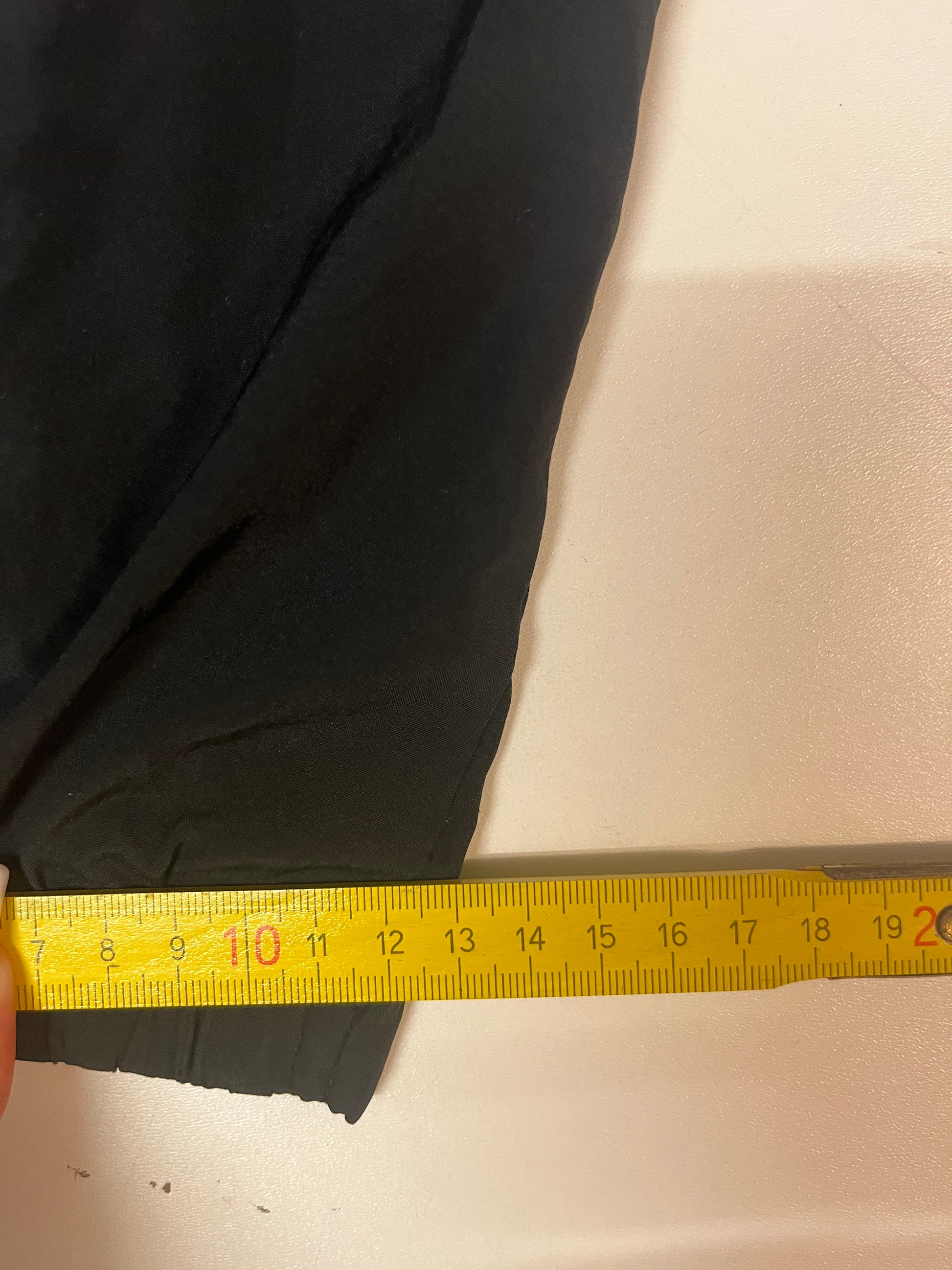 Entdecke unsere Vintage Track Pants von Nike und anderen Marken, erhältlich bei Valuxery.de - Dein Shop für trendige Vintage - Kleidung. Unsere Track Pants sind aus hochwertigen Materialien und