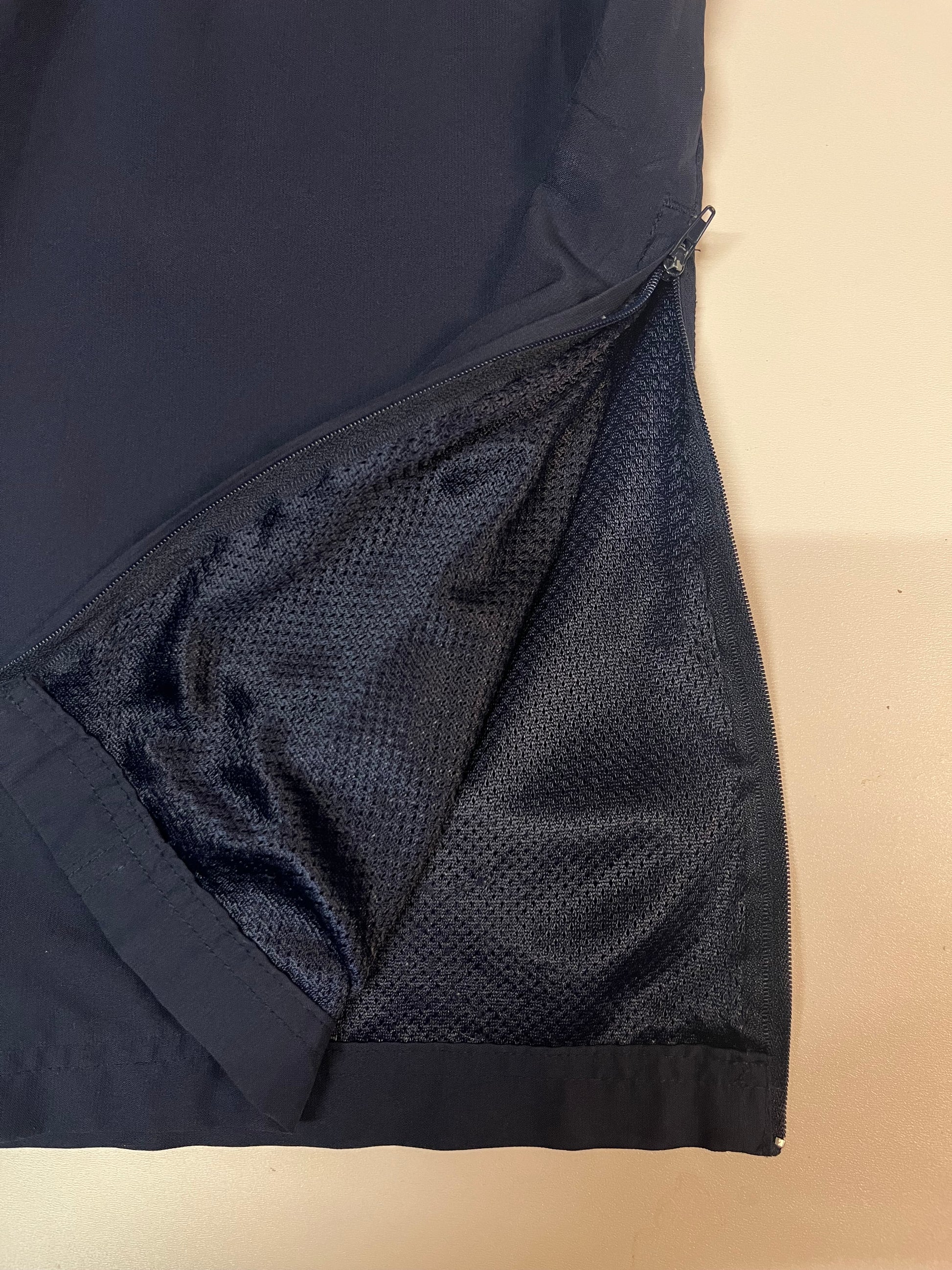 Entdecke unsere Vintage Track Pants von Nike und anderen Marken, erhältlich bei Valuxery.de - Dein Shop für trendige Vintage - Kleidung. Unsere Track Pants sind aus hochwertigen Materialien und