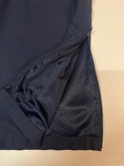 Entdecke unsere Vintage Track Pants von Nike und anderen Marken, erhältlich bei Valuxery.de - Dein Shop für trendige Vintage - Kleidung. Unsere Track Pants sind aus hochwertigen Materialien und