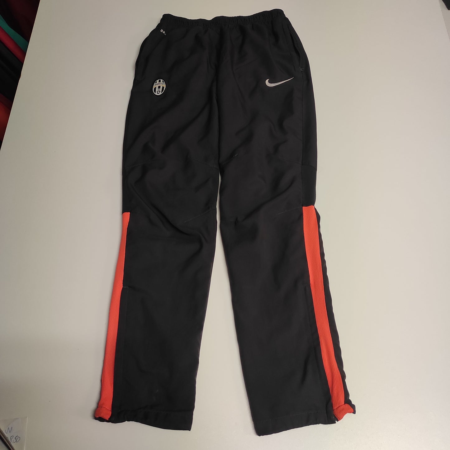 Entdecke unsere Vintage Track Pants von Nike und anderen Marken, erhältlich bei Valuxery.de - Dein Shop für trendige Vintage - Kleidung. Unsere Track Pants sind aus hochwertigen Materialien und