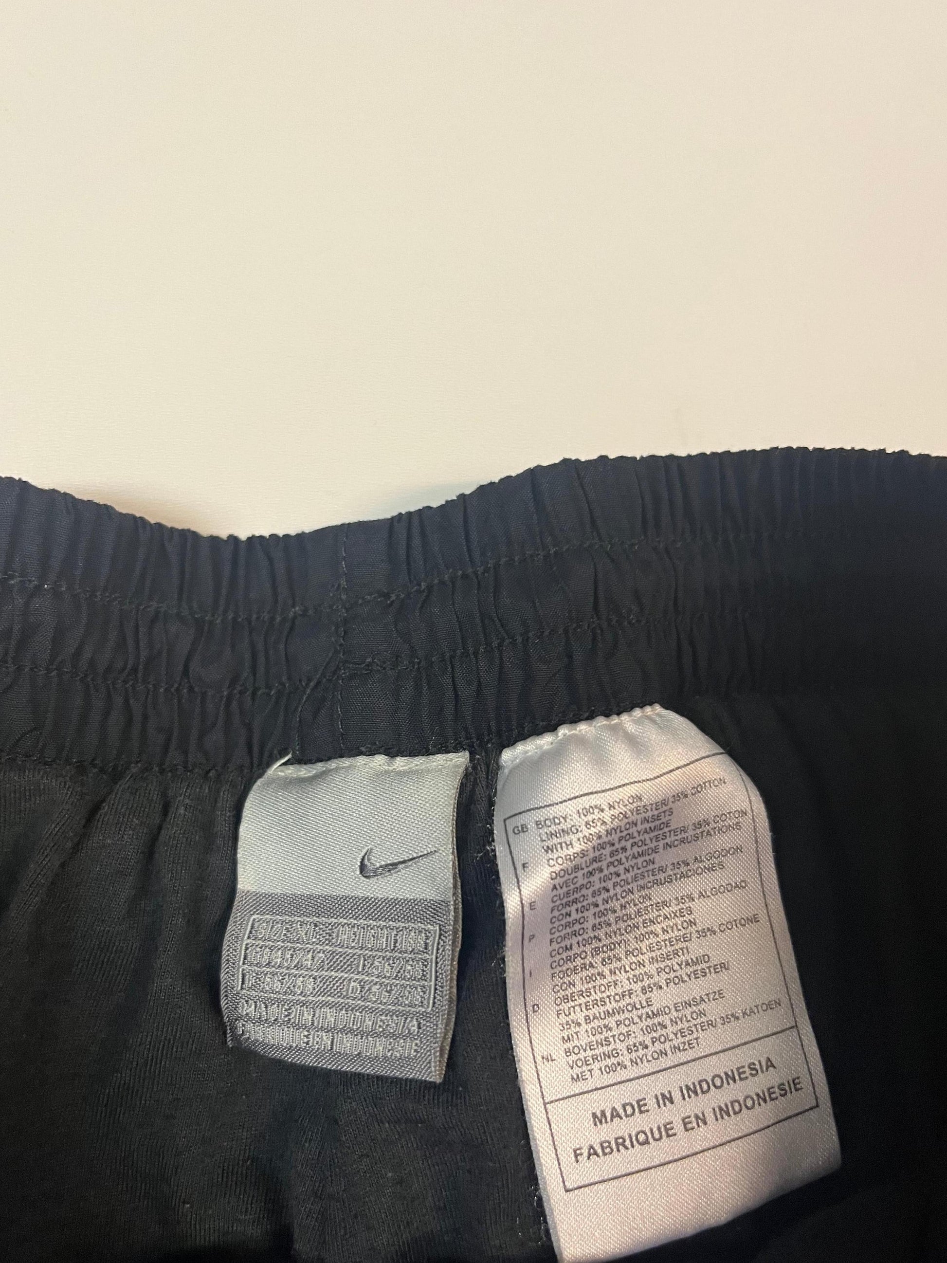 Entdecke unsere Vintage Track Pants von Nike und anderen Marken, erhältlich bei Valuxery.de - Dein Shop für trendige Vintage - Kleidung. Unsere Track Pants sind aus hochwertigen Materialien und