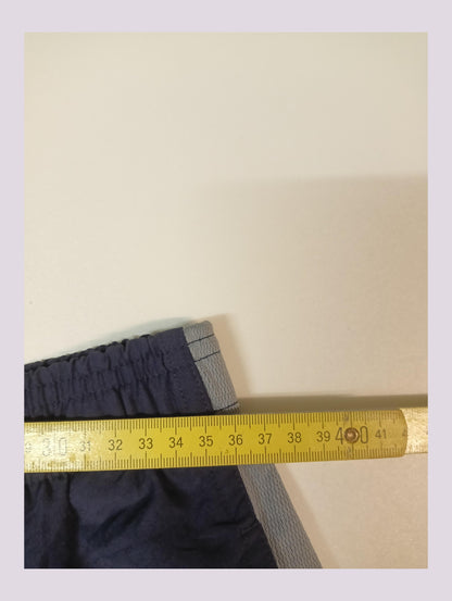 Entdecke unsere Vintage Track Pants von Nike und anderen Marken, erhältlich bei Valuxery.de - Dein Shop für trendige Vintage - Kleidung. Unsere Track Pants sind aus hochwertigen Materialien und