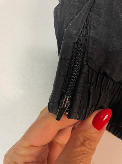 Entdecke unsere Vintage Track Pants von Nike und anderen Marken, erhältlich bei Valuxery.de - Dein Shop für trendige Vintage - Kleidung. Unsere Track Pants sind aus hochwertigen Materialien und