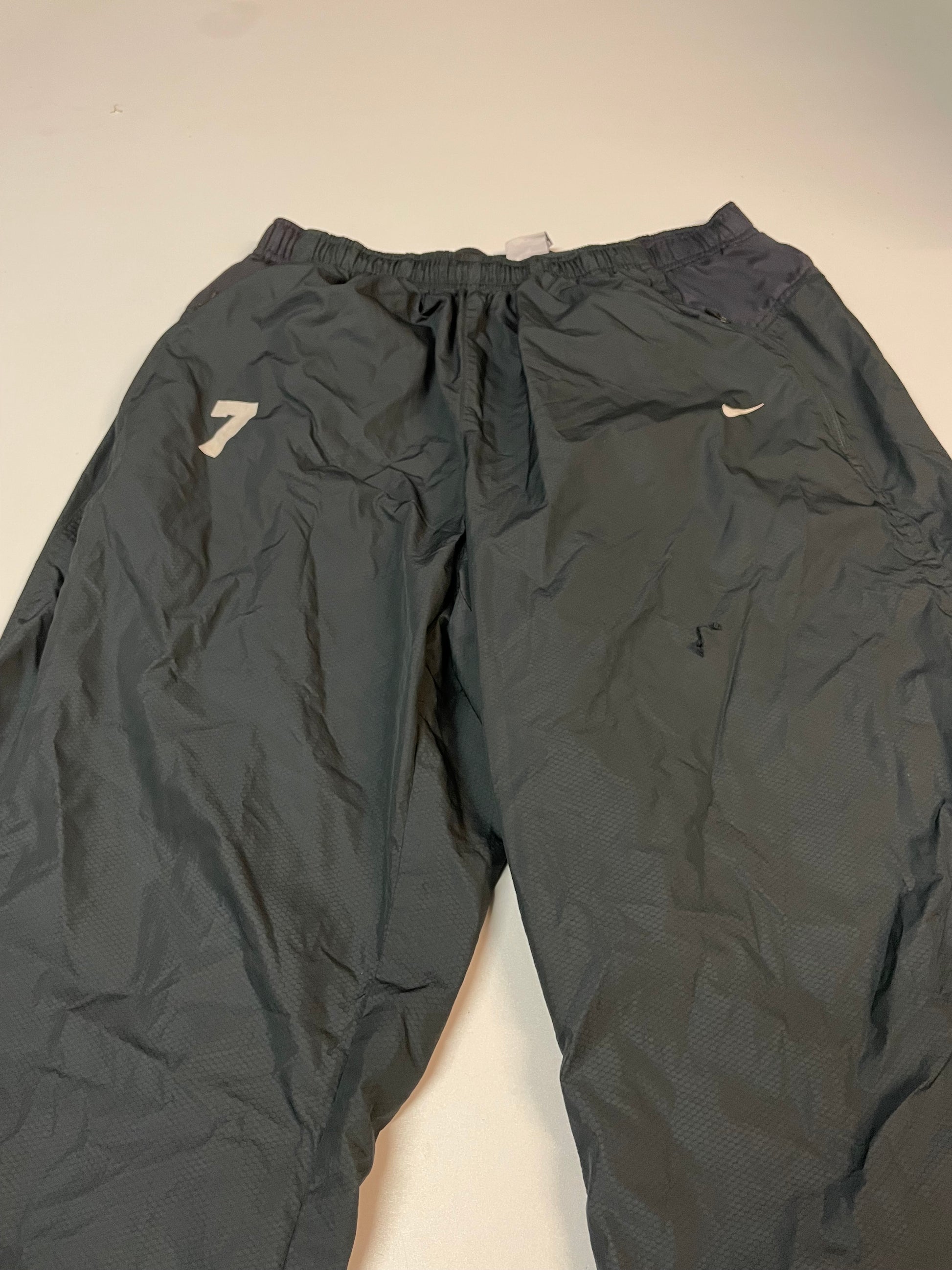 Entdecke unsere Vintage Track Pants von Nike und anderen Marken, erhältlich bei Valuxery.de - Dein Shop für trendige Vintage - Kleidung. Unsere Track Pants sind aus hochwertigen Materialien und