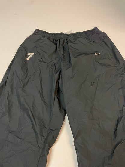 Entdecke unsere Vintage Track Pants von Nike und anderen Marken, erhältlich bei Valuxery.de - Dein Shop für trendige Vintage - Kleidung. Unsere Track Pants sind aus hochwertigen Materialien und