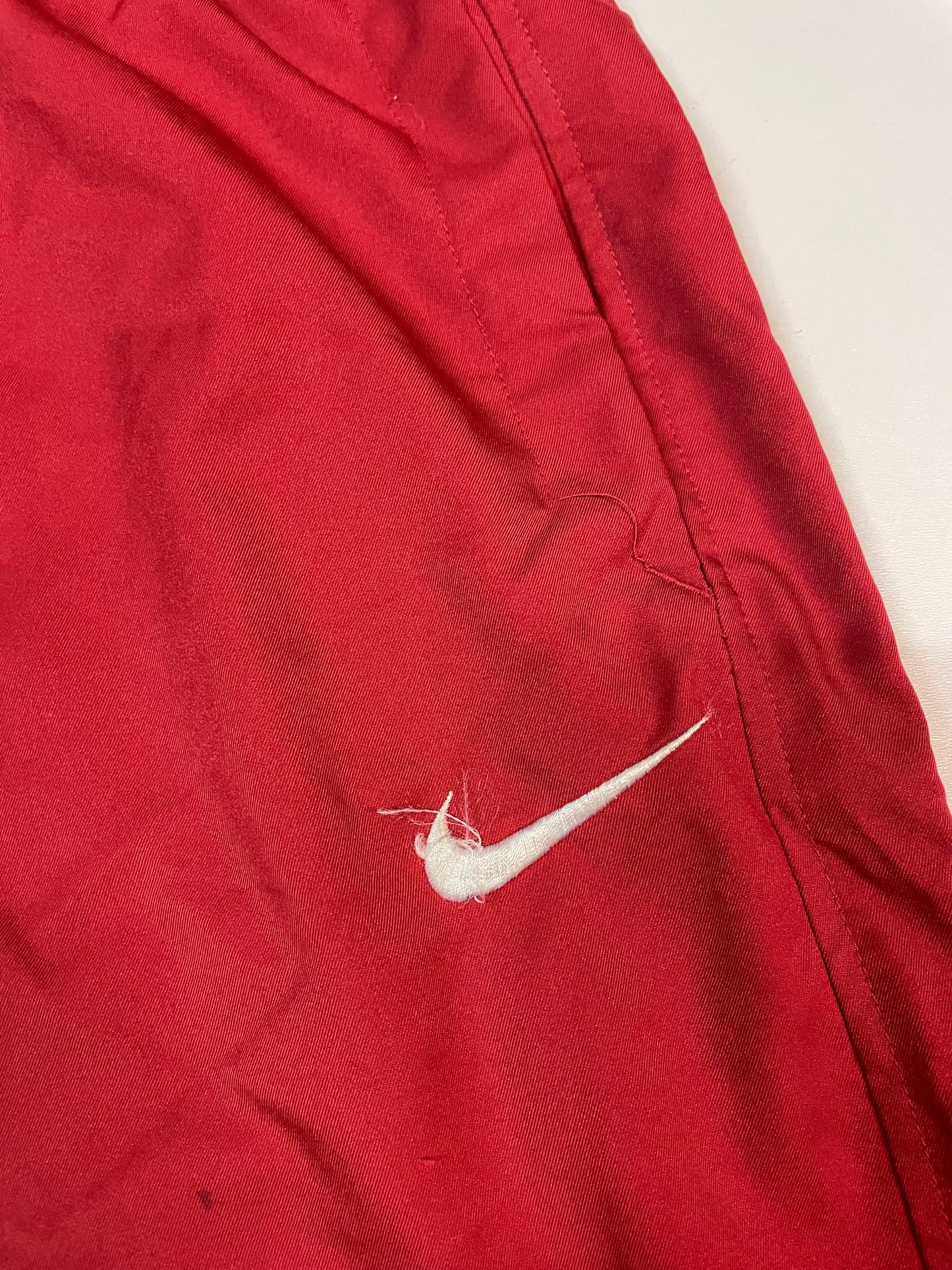 Entdecke unsere Vintage Track Pants von Nike und anderen Marken, erhältlich bei Valuxery.de - Dein Shop für trendige Vintage - Kleidung. Unsere Track Pants sind aus hochwertigen Materialien und