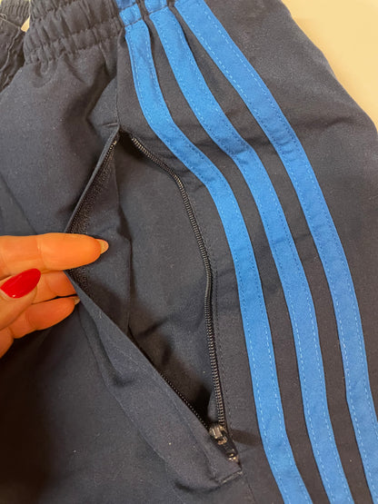 Entdecke unsere Vintage Track Pants von Nike und anderen Marken, erhältlich bei Valuxery.de - Dein Shop für trendige Vintage - Kleidung. Unsere Track Pants sind aus hochwertigen Materialien und