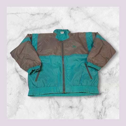 Entdecke unsere Vintage Track Pants von Nike und anderen Marken, erhältlich bei Valuxery.de - Dein Shop für trendige Vintage - Kleidung. Unsere Track Pants sind aus hochwertigen Materialien und